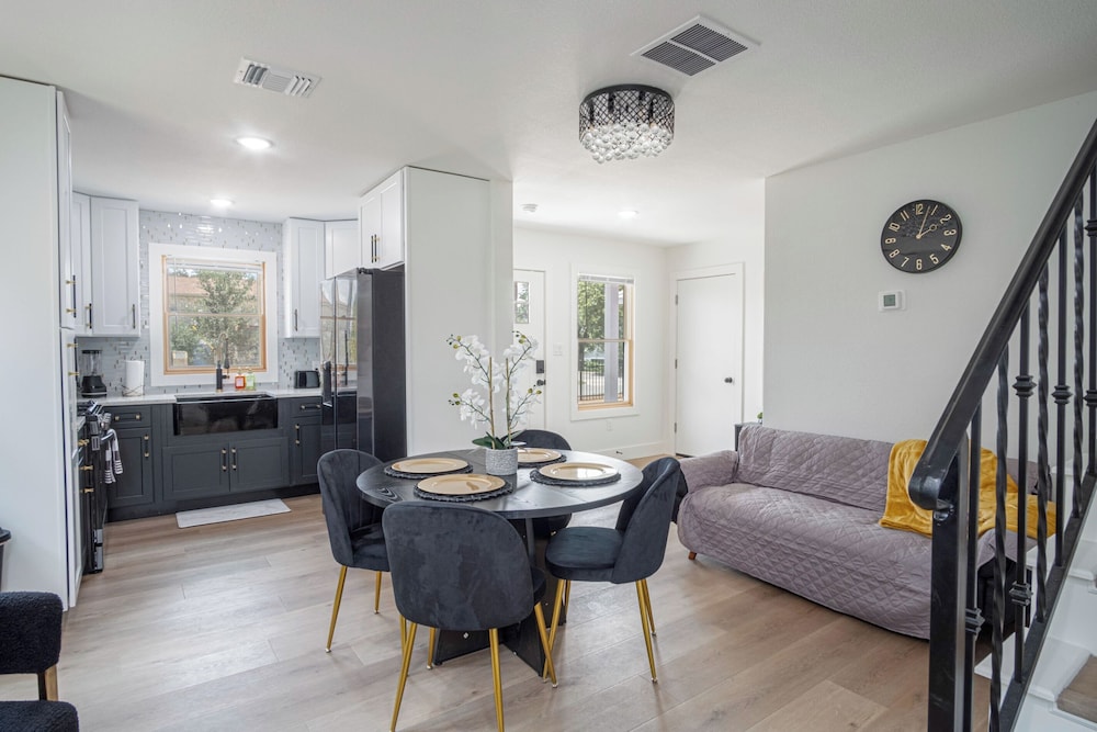 Stylish Stay With Unforgettable Downtown Views!