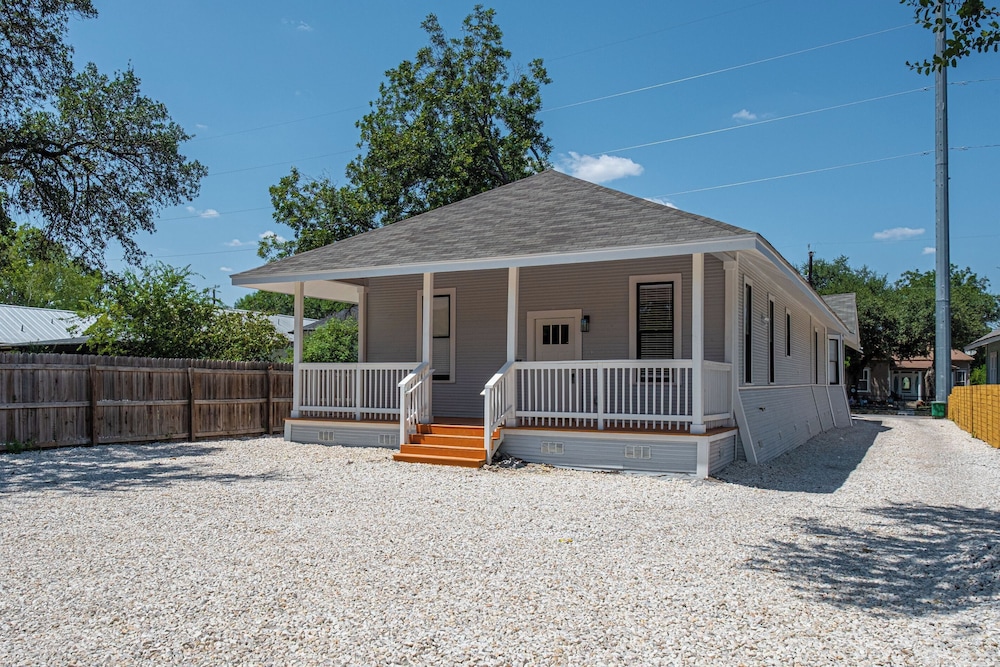 Walk to Riverwalk 3BR 2BA Gem Near Fun Downtown