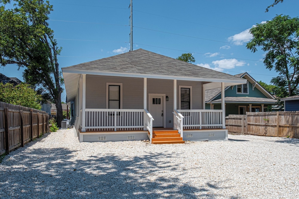 Walk to Riverwalk! 3br/2ba Gem Near Fun Downtown!