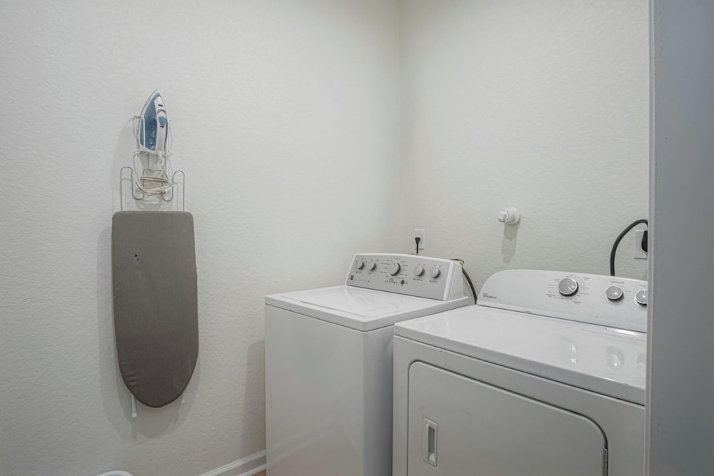 Vibrant 4br/3ba Oasis Near Happy Downtown!