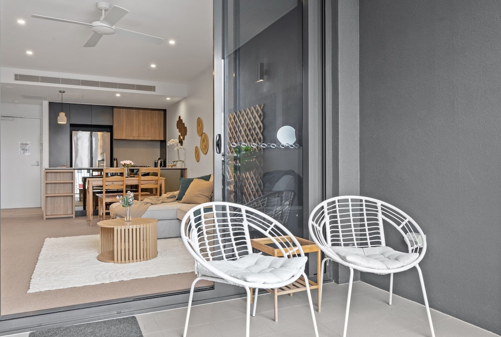 Spacious West End Apartment With Pool & BBQ Access