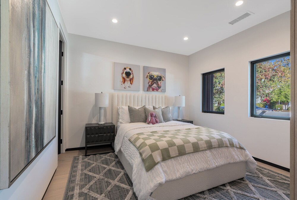 Noble Modern - Urban Sanctuary in Sherman Oaks With Poolside and Patio