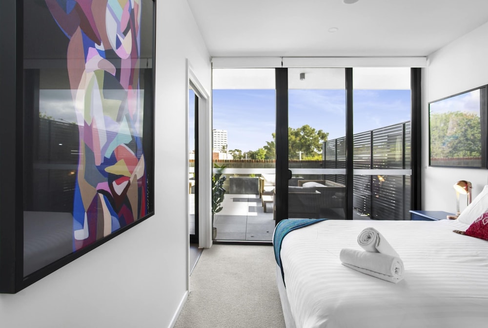 Boutique Unit With Huge Terrace Near Cafes & Shops