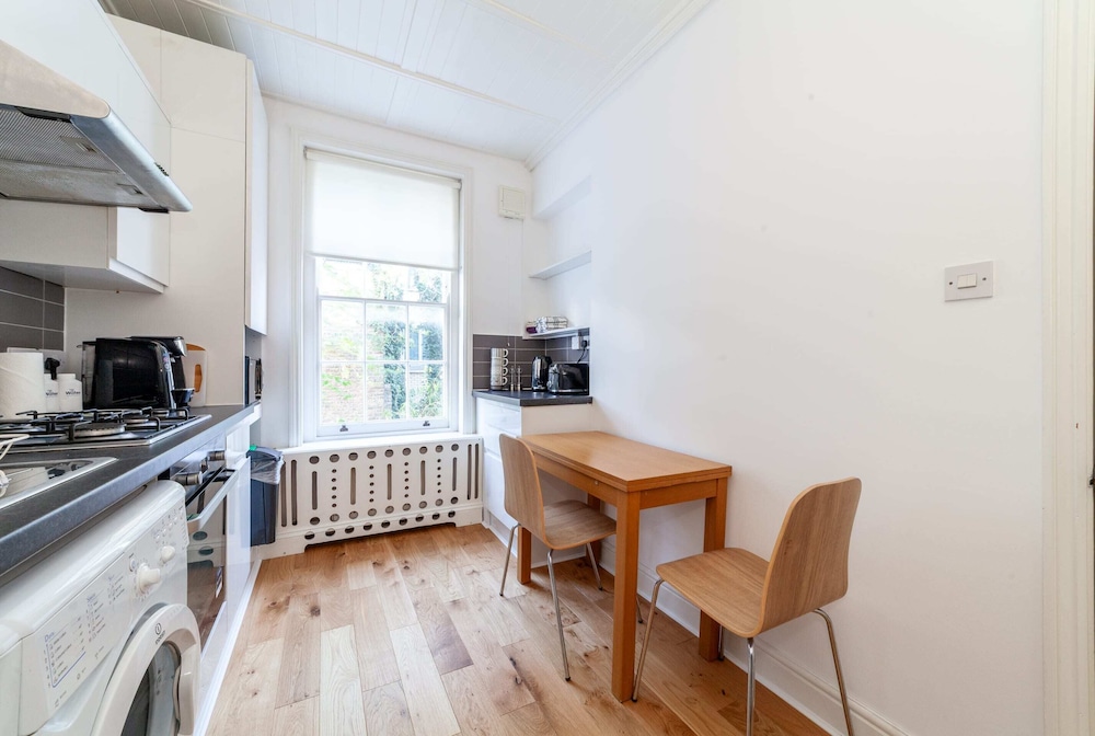 Period Victorian Abode In Idyllic Kings Cross