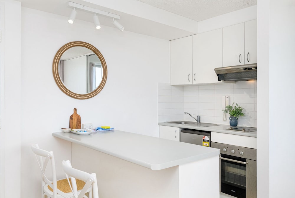 Beachside Unit in the Heart of Manly-ocean Views