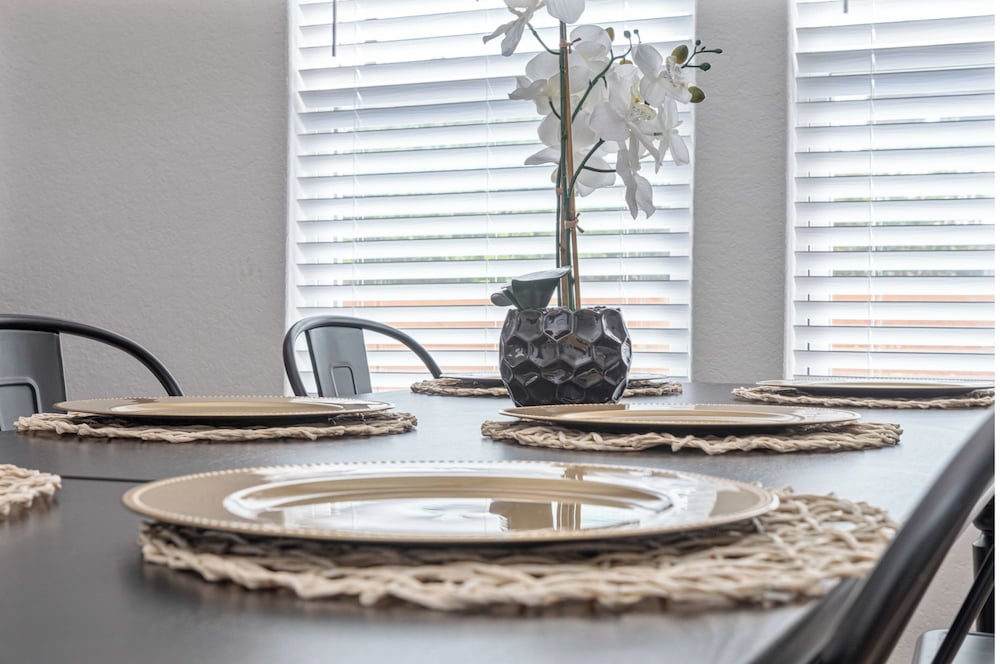 Comfy and Happy Stays Near Riverwalk and Downtown!