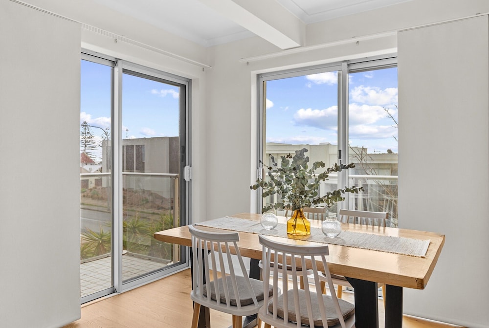 Stylish 2-bed Home Steps From Henley Beach
