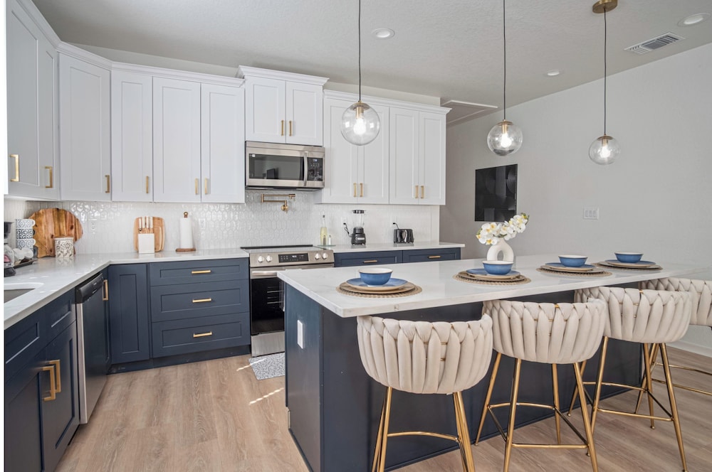 Enjoy 4br/3ba Comfort & Convenience Near Downtown!