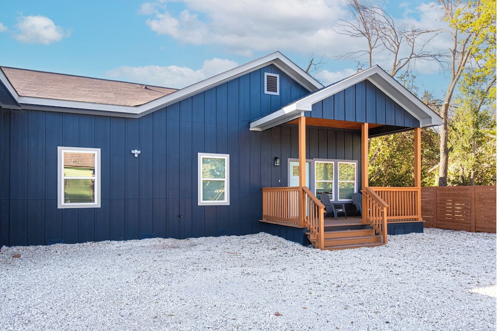 Pristine 3 BR/ 2BA Abode Close to Lovely Downtown!