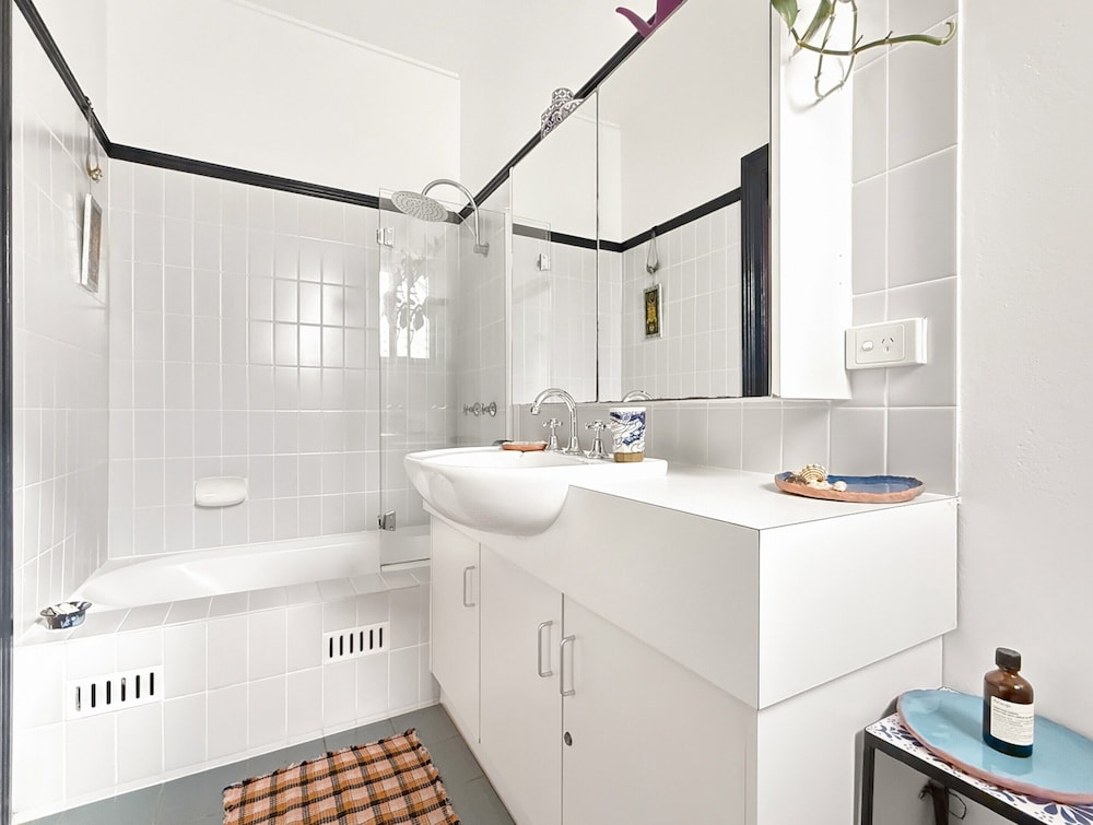 Charming Townhouse Steps From Newcastle Beach
