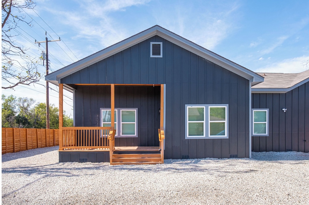 Bright and Clean 3 Bedroom Near Fun Riverwalk