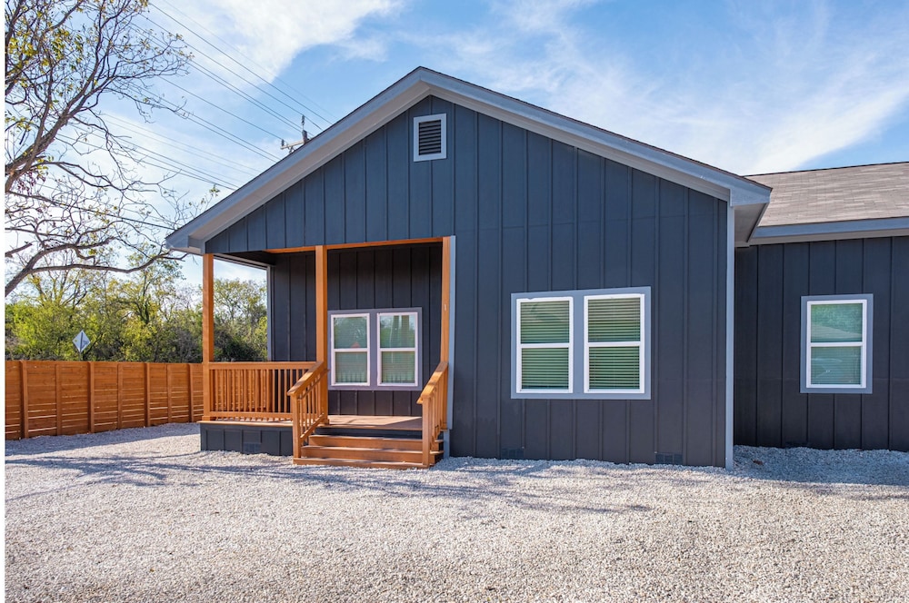 Bright and Clean 3 Bedroom Near Fun Riverwalk