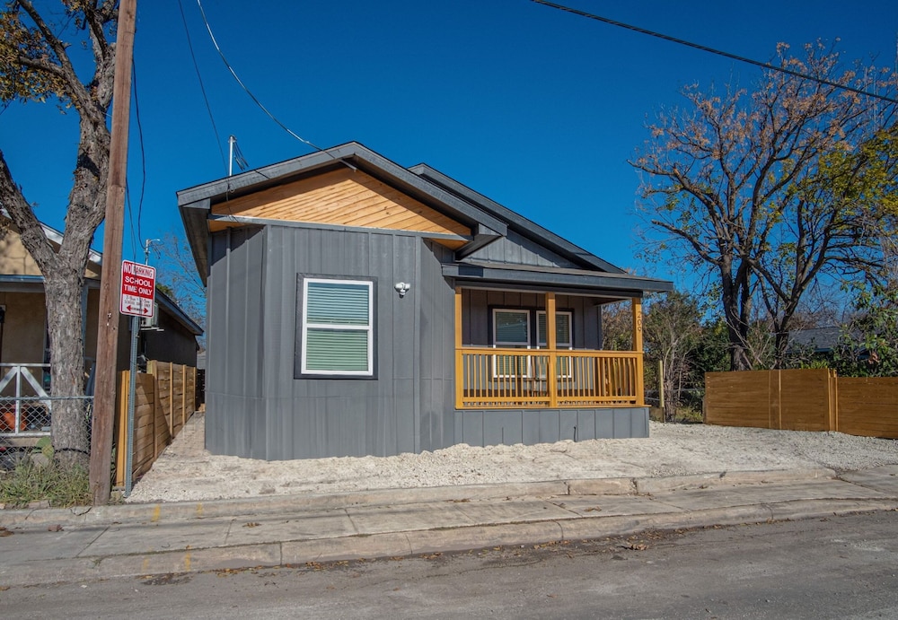 Blissful 5BR 3BA Haven Near Riverwalk Downtown