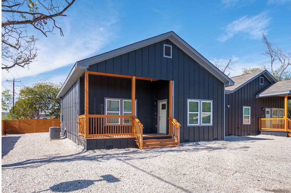 Bright and Clean 3 Bedroom Near Fun Riverwalk