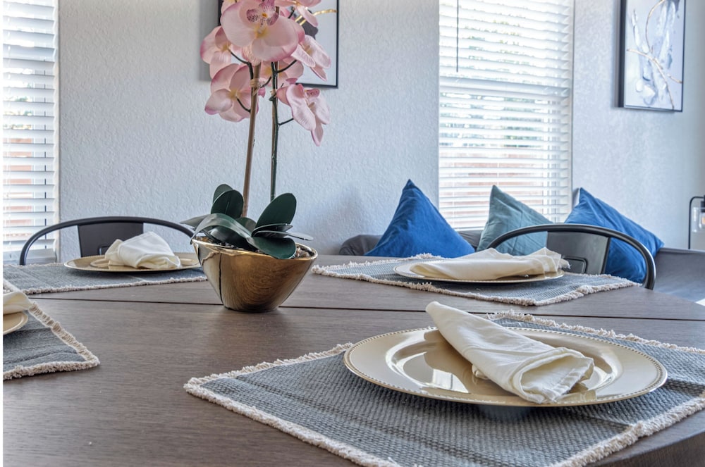 Pristine 3 BR/ 2BA Abode Close to Lovely Downtown!
