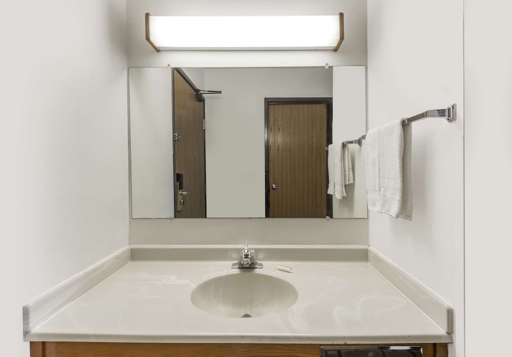 Super 8 by Wyndham Coshocton Roscoe Village