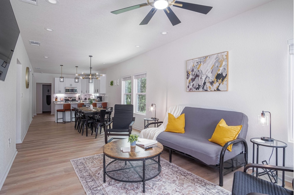 Vibrant 4br/3ba Oasis Near Happy Downtown!