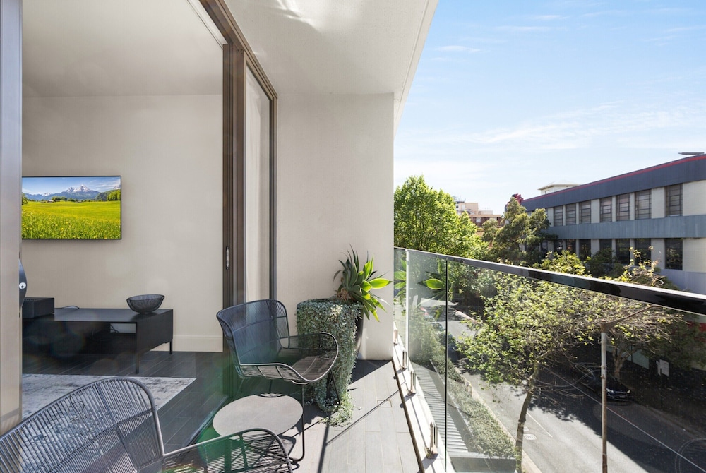 Modern 1-bed With Balcony in Surry Hills