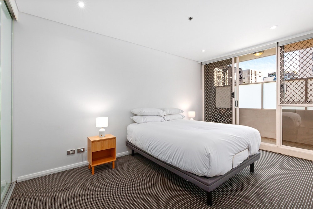 Inner-city Stay With Pool and Gym Access