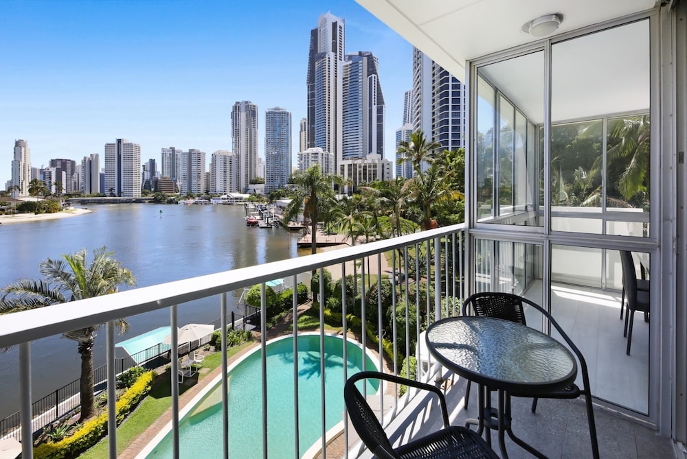 Stylish 2-bed in Surfers Paradise With River Views