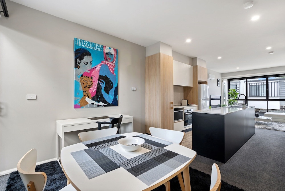 Modern 3-bedroom Townhouse in Quiet Greenway