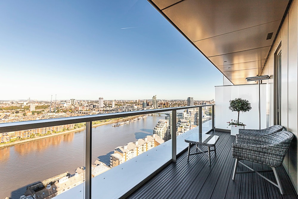 Luxurious 3-bed Sky-high Battersea Gem