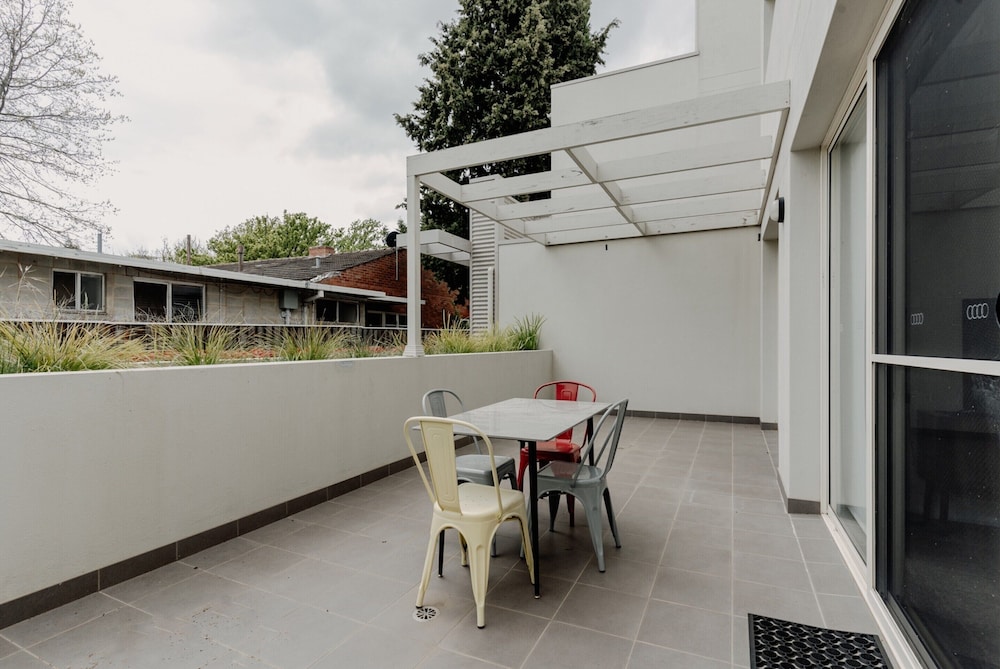 Peaceful 1-bed Apartment Close to Lonsdale St