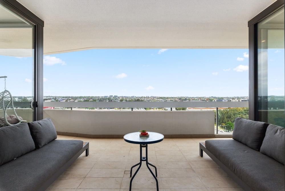 Luxe 2-bed: Modern Interiors, Balcony & BBQ Area