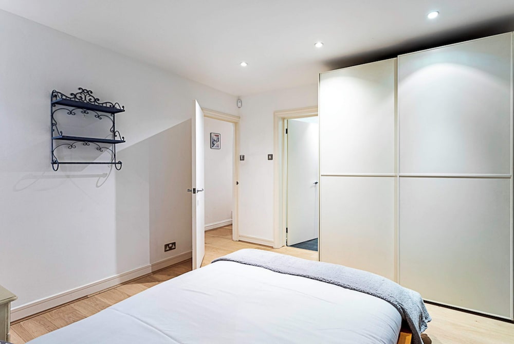 Richmond Hill Top Apartment