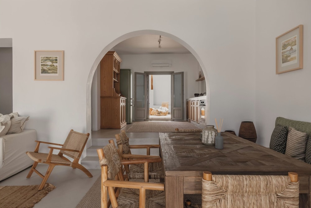Siora of Paros - Ammiralis & Castelis