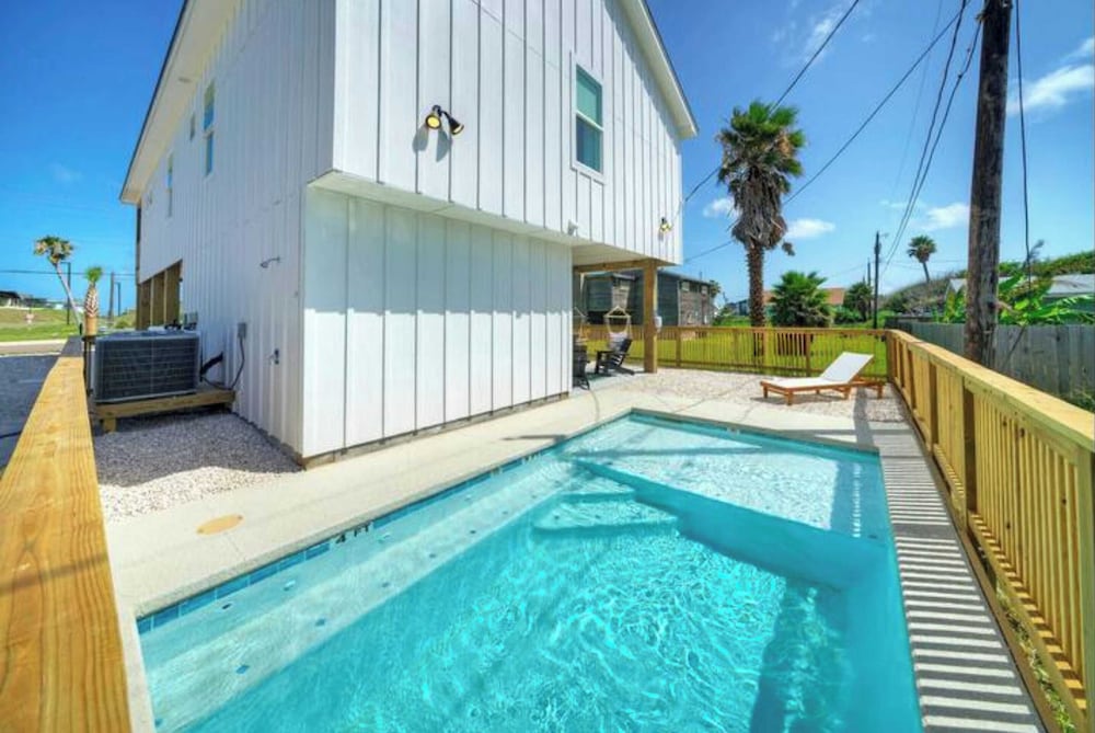 Sleeps 24 2 Homes, Walk to the Beach, Private Pools, Fire Pit, Modern Design