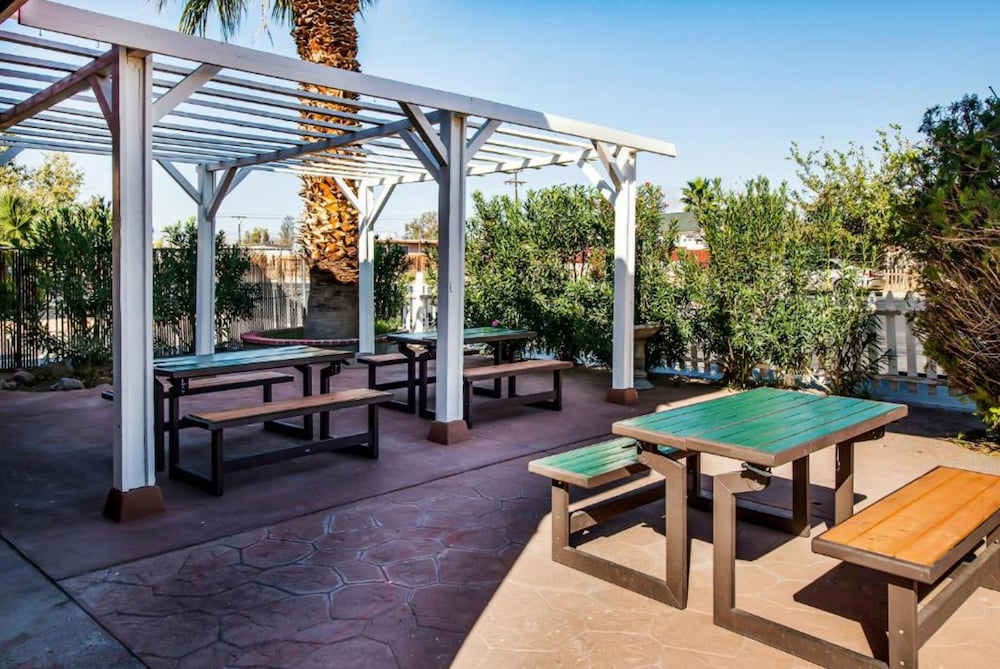 Hotel Europa Ridgecrest view 5