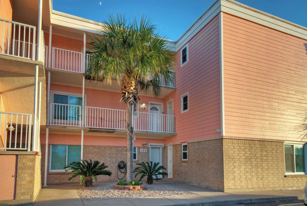 Sleeps 18 2 Beachfront Condos w/ 2 Pools, Tennis/pickleball, Beach Boardwalk