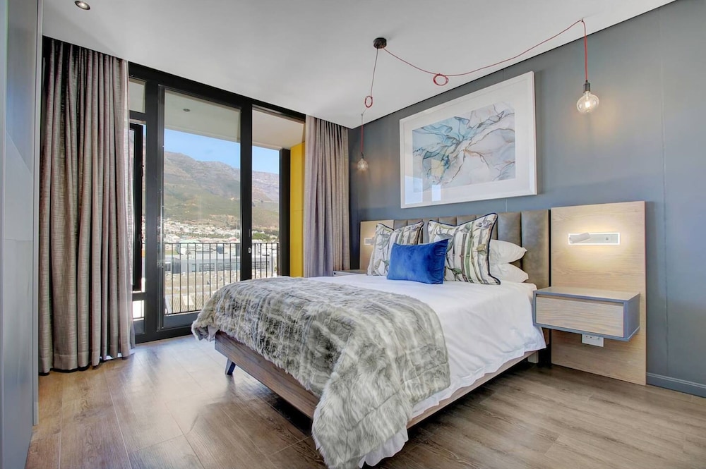 Modern Top Floor Apartment Mountain Views view 4