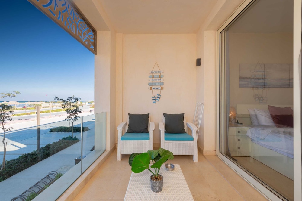 Xuru Stays I Sparky & Summery 2 BDR @ Mangroovy Free Beach & Pool Access