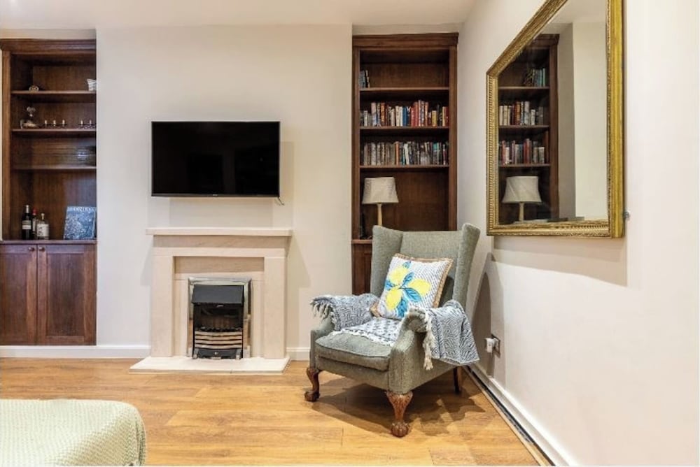 Elegant Two Bedroom Flat in Redcliffe Gardens