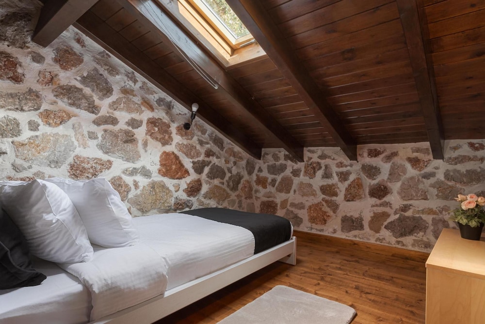 Parnassus Woodstone Chalet view 3