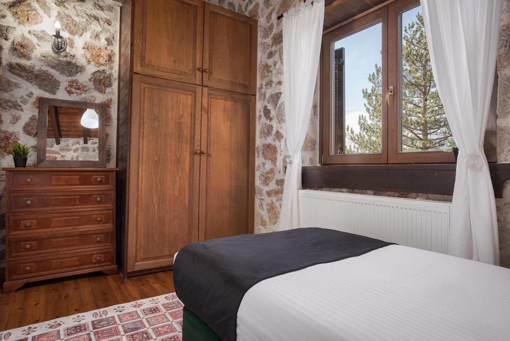 Parnassus Woodstone Chalet view 5