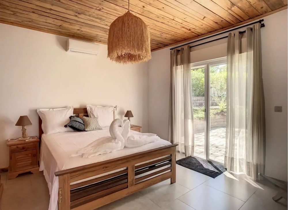 Villa with pool and tropical garden view 4