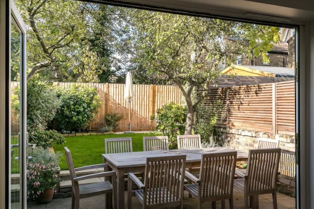 Large and Modern 3 Bedroom Family Home in Earlsfield