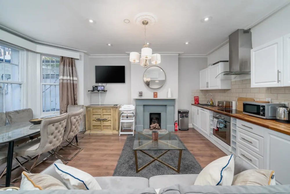 Bright and Modern 2 Bedroom Apartment in Earl's Court