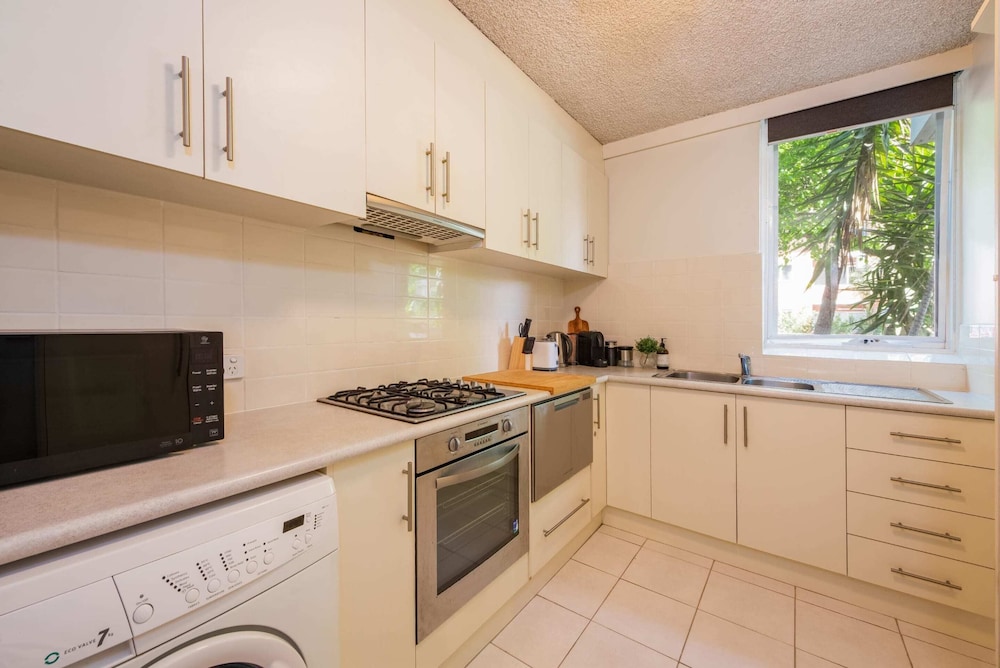 Beautiful 2-bed Unit in St Kilda West w/ Parking