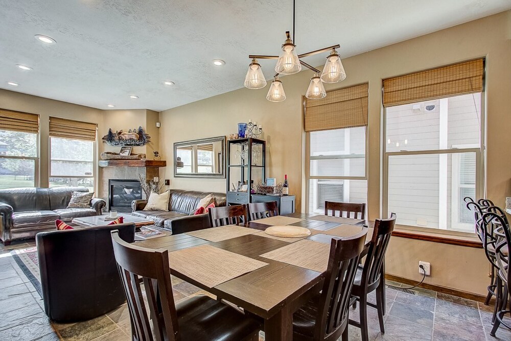 Park Ave Getaway by Avantstay Cozy Cottage Close to Main Street & Town Ski Lift view 4