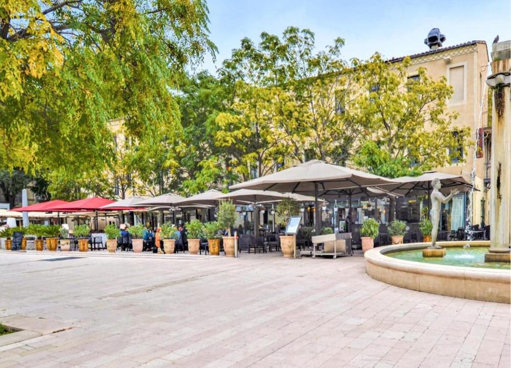 Sun-kissed Villa in Lirac