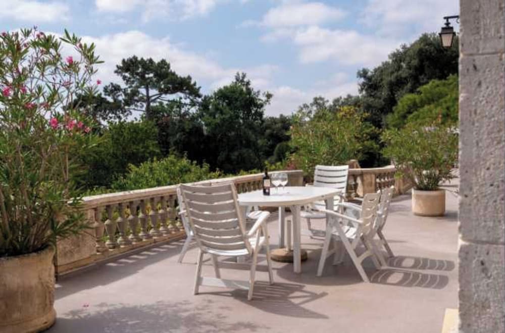 Stay at the Chateau- Studio 2P- With Pool and Park