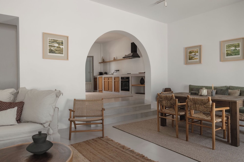 Siora of Paros - Ammiralis & Castelis
