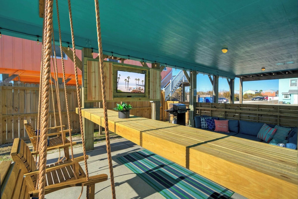 Sleeps 21, 2 Homes 2 Private Pools, Fire Pit, Swing Bar Walk to the Beach