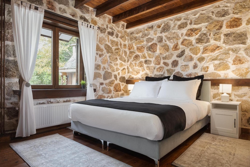 Parnassus Woodstone Chalet view 4