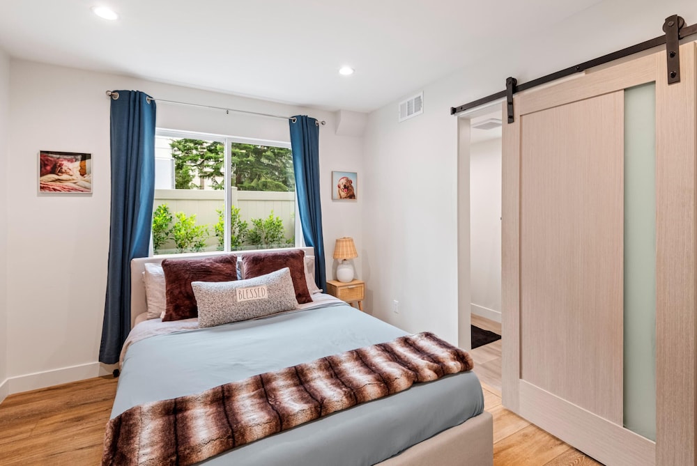 Stylish Sherman Oaks Townhouse W/ 3 Master Suites view 5