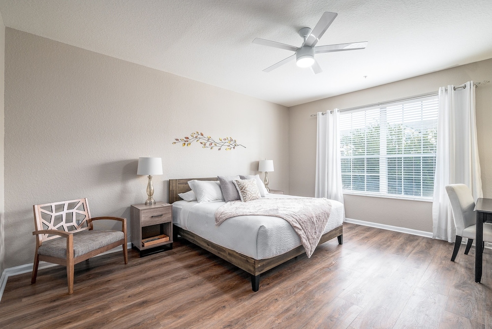 The Loft Deluxe 2 Bedroom Condo by RedAwning